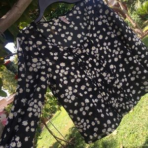 🌼🖤👚Daisy flower Blouse